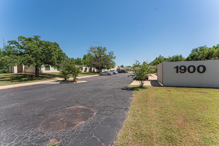 More Photos Of 1900 NE 36th St, Oklahoma City Office For Sale
