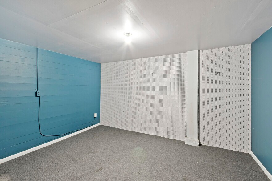 More Photos Of 1005 Main St, Buhl Storefront Retail Residential For Sale