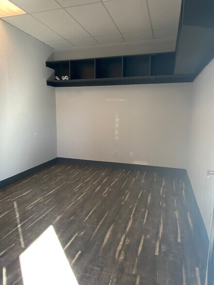 More Photos Of 360 S Adkins Way, Meridian Showroom For Lease