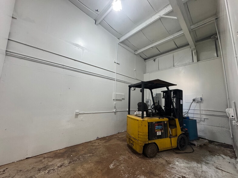 More Photos Of 10002 Express Dr, Highland Warehouse For Lease