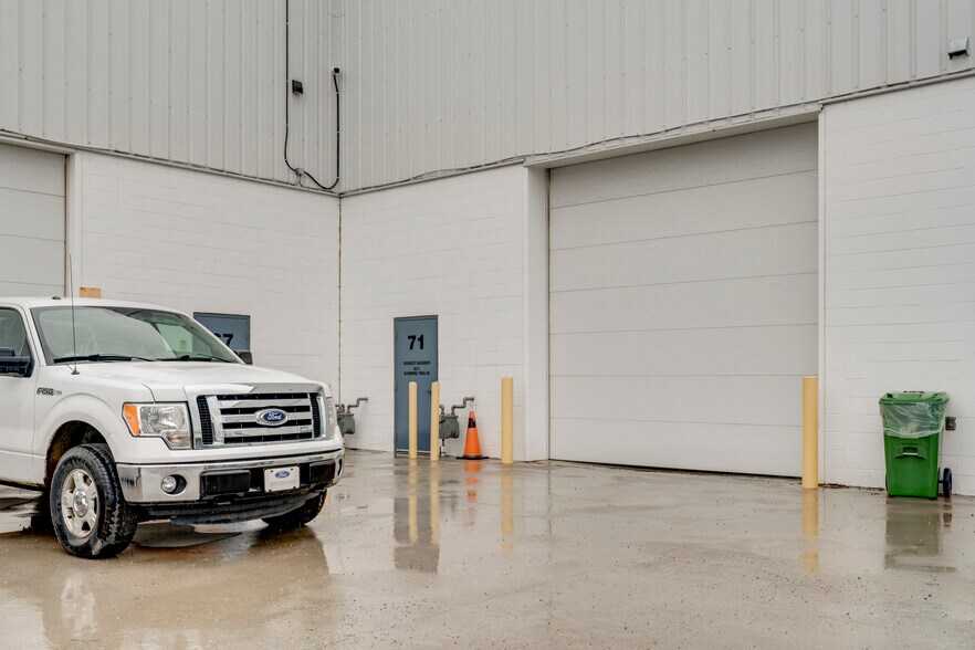 More Photos Of 4511 Glenmore Trl SE, Calgary Showroom For Sale