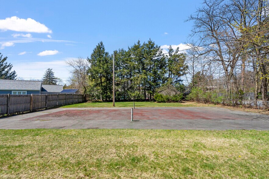 More Photos Of 235 Saratoga Rd, Schenectady Office For Sale