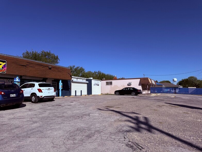 More Photos Of 1447 W Hutchins Pl, San Antonio Storefront For Sale