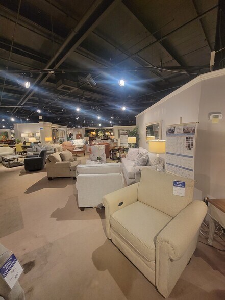 More Photos Of 900 Broadhollow Rd, Farmingdale Freestanding For Lease