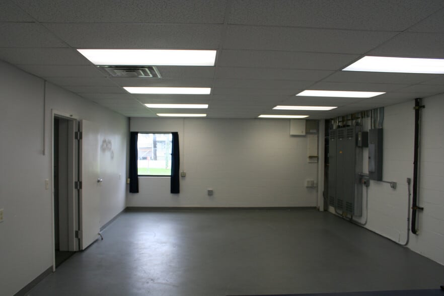 More Photos Of 4126 Louis Ave, Holiday Warehouse For Sale