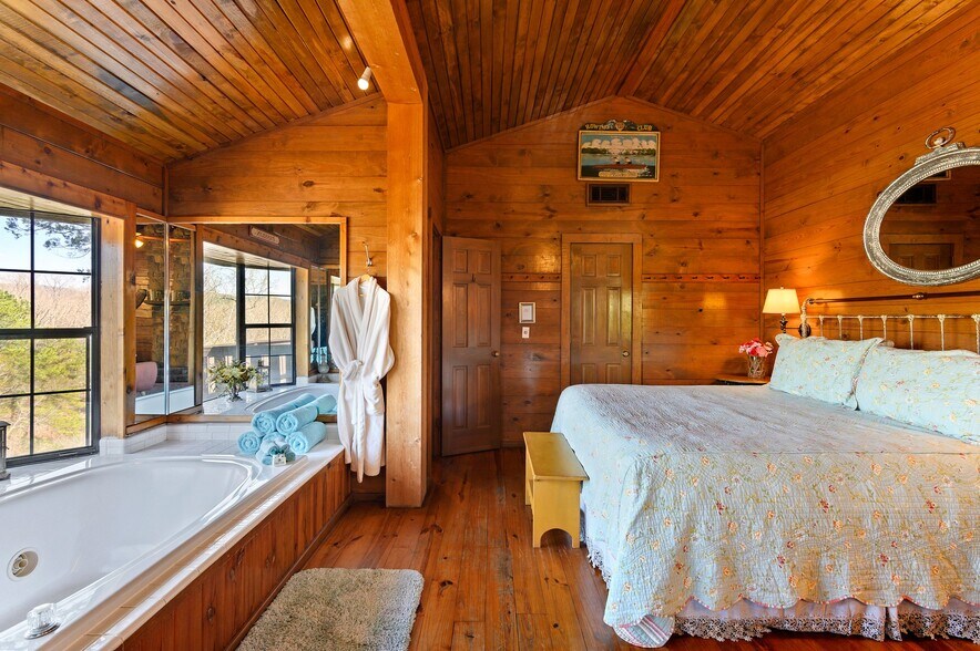 More Photos Of 68438 Eagle Creek Dr, Smithville Hotel For Sale