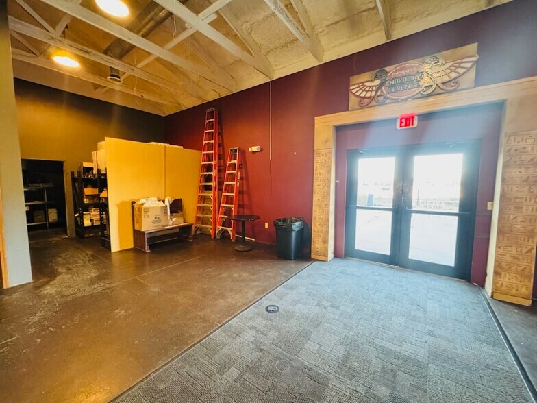 More Photos Of 1212 Chestnut St, Arapahoe General Retail For Sale