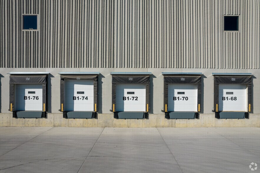 More Photos Of 6600 72 Ave SE, Calgary Manufacturing For Lease