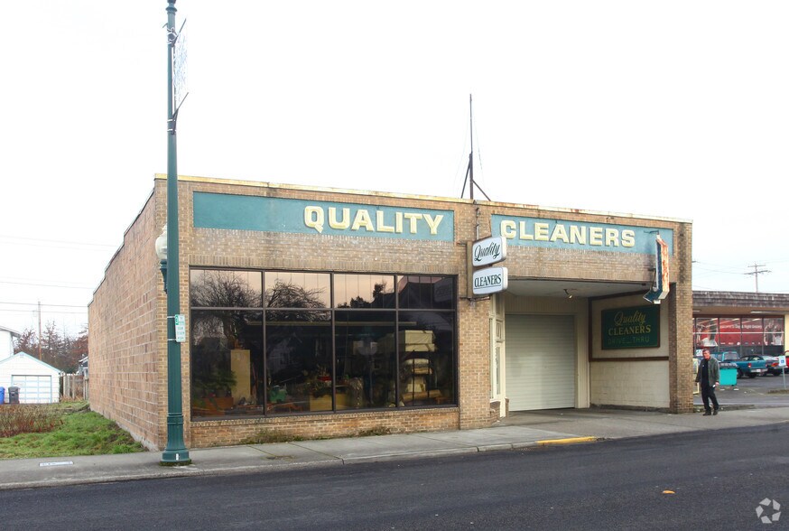 More Photos Of 1229 Main St, Sumner Freestanding For Sale