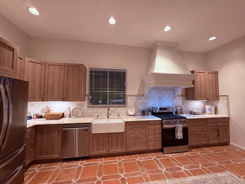 More Photos Of 1715 Mariposa Ave, Los Angeles Freestanding For Lease