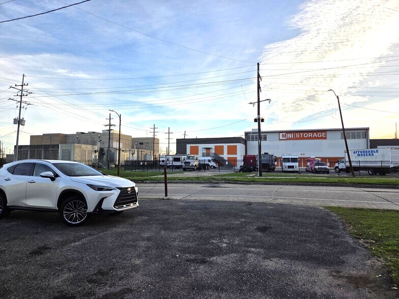 More Photos Of 3030 Franklin Ave, New Orleans Industrial For Sale