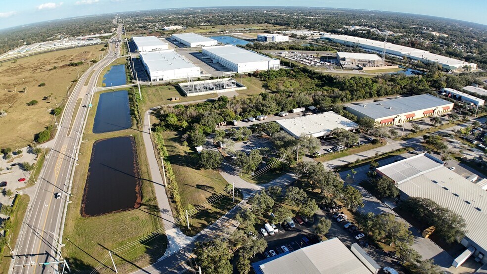 More Photos Of 4515 E 19th St, Bradenton Light Manufacturing For Lease