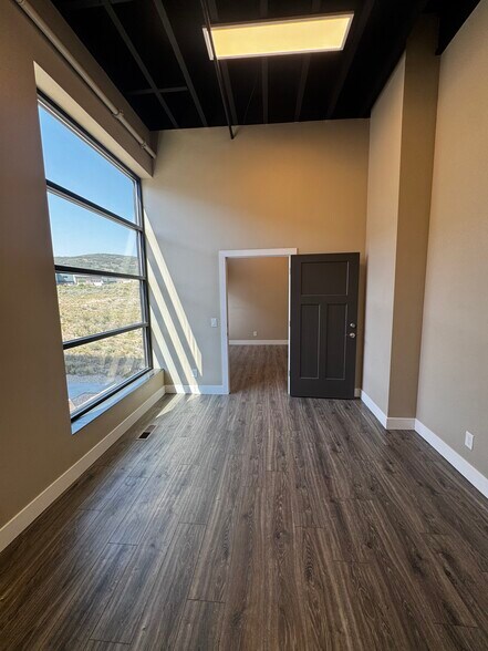 More Photos Of 4554 Forestdale Dr, Park City Light Manufacturing For Sale