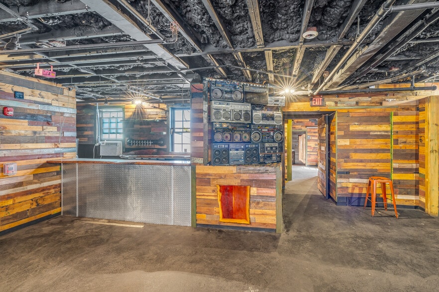 More Photos Of 135 Duval St, Key West Bar For Lease