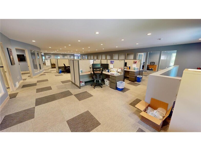 More Photos Of 768 N Creek Dr, Willmar Flex For Sale