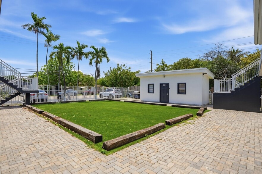 More Photos Of 2325-2331 Arthur St, Hollywood Apartments For Sale