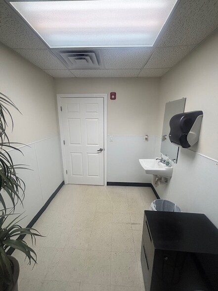 More Photos Of 8 Timber Ln, Marlboro Manufacturing For Lease