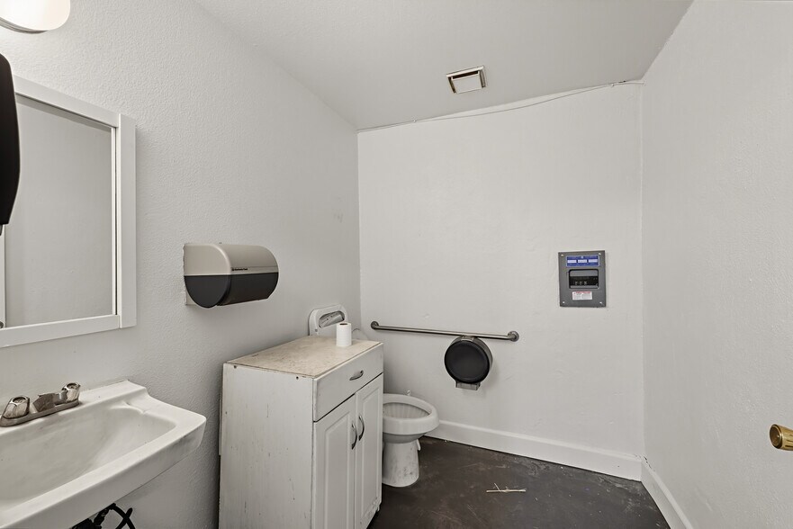 More Photos Of 240 Airpark Rd, Atwater Warehouse For Lease