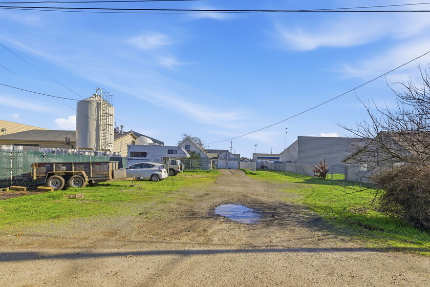 More Photos Of 1035 Madera St, Eugene Industrial For Sale