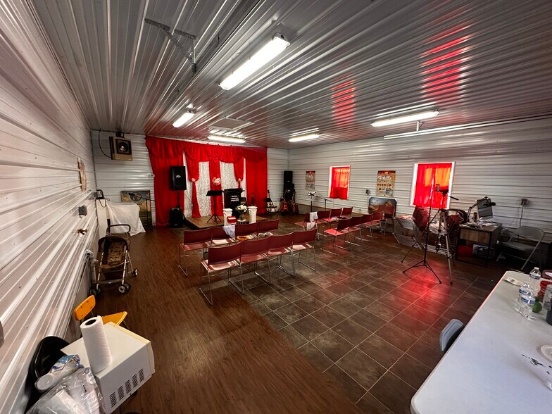 More Photos Of 522A S Main St, Broadway Flex For Sale