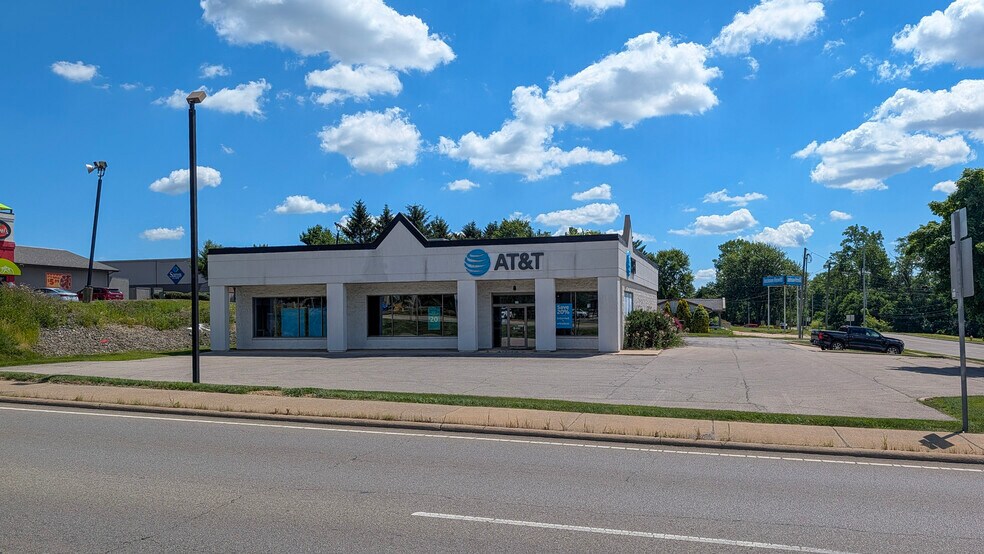 More Photos Of 1020 N Lexington Springmill Rd, Ontario Freestanding For Lease