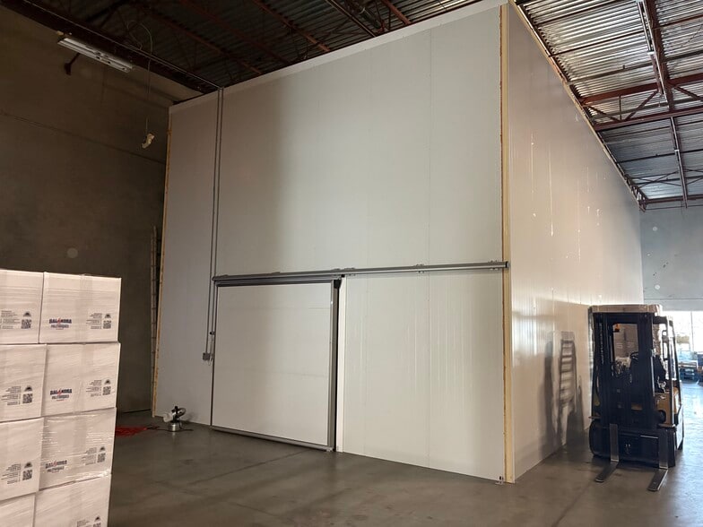 More Photos Of 2420 W Lynx Ln, Orlando Warehouse For Lease