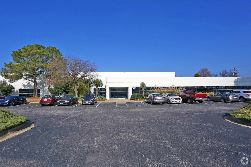 More Photos Of 5358 Robin Hood Rd, Norfolk Flex For Lease