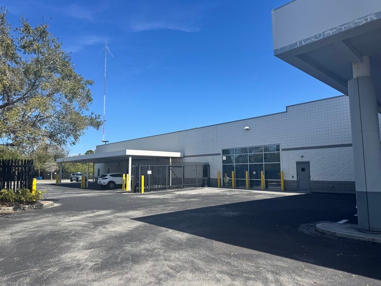 More Photos Of 4021 Tampa Rd, Oldsmar Showroom For Sale