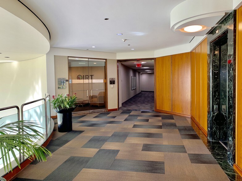 More Photos Of 900 Wilshire Dr, Troy Office For Lease