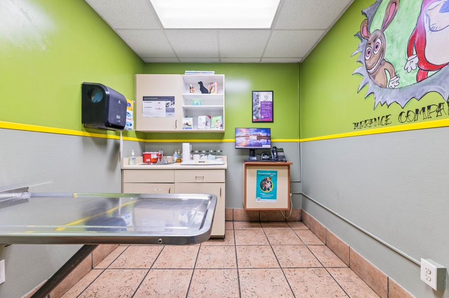 More Photos Of 22221 S Vermont Ave, Torrance Veterinarian Kennel For Sale