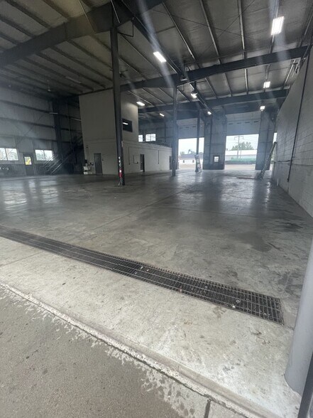 More Photos Of 1923 M 40, Holland Warehouse For Lease