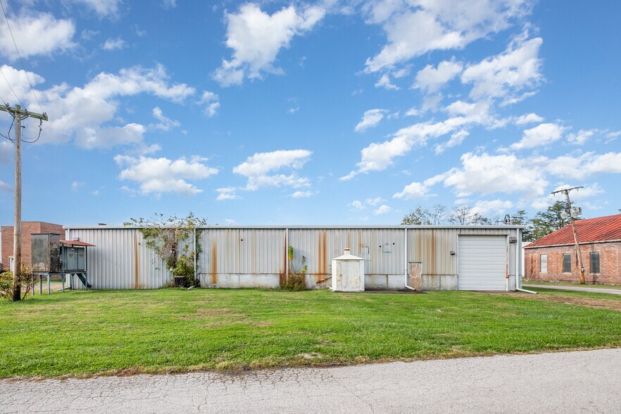 More Photos Of 330 N Front St, Ripley Flex For Sale