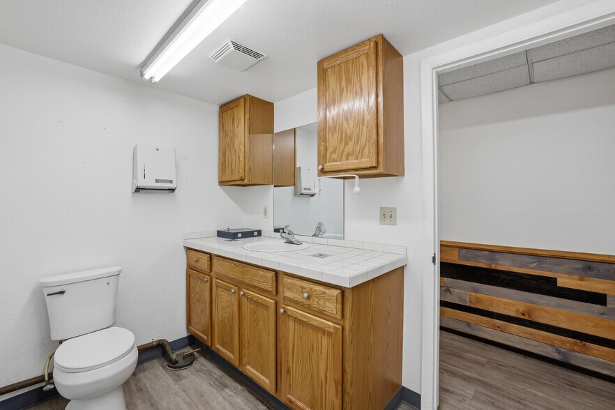 More Photos Of 2315 E Saint Vrain St, Colorado Springs Service For Lease