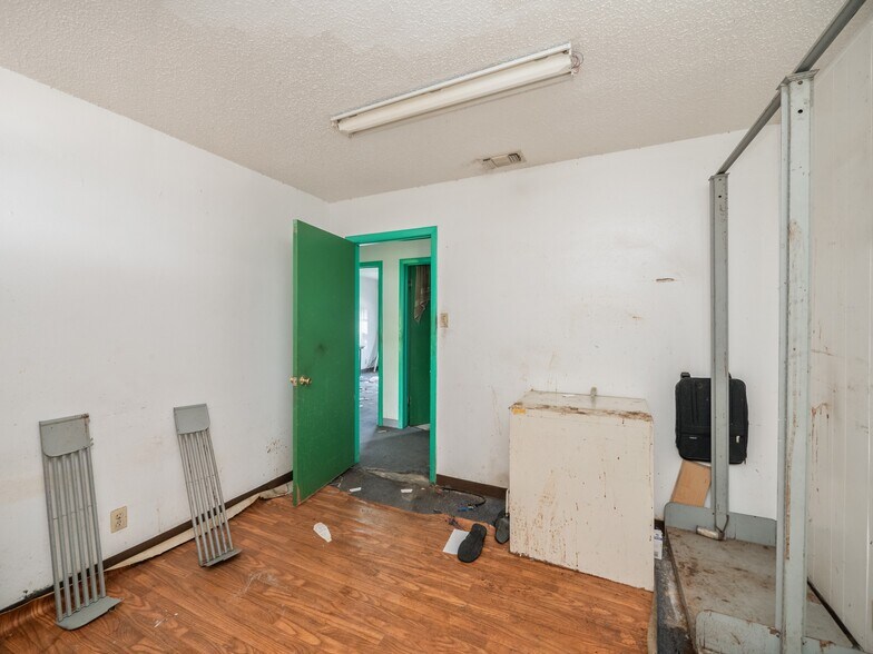 More Photos Of 8212 Georgian Dr, Austin Office For Sale