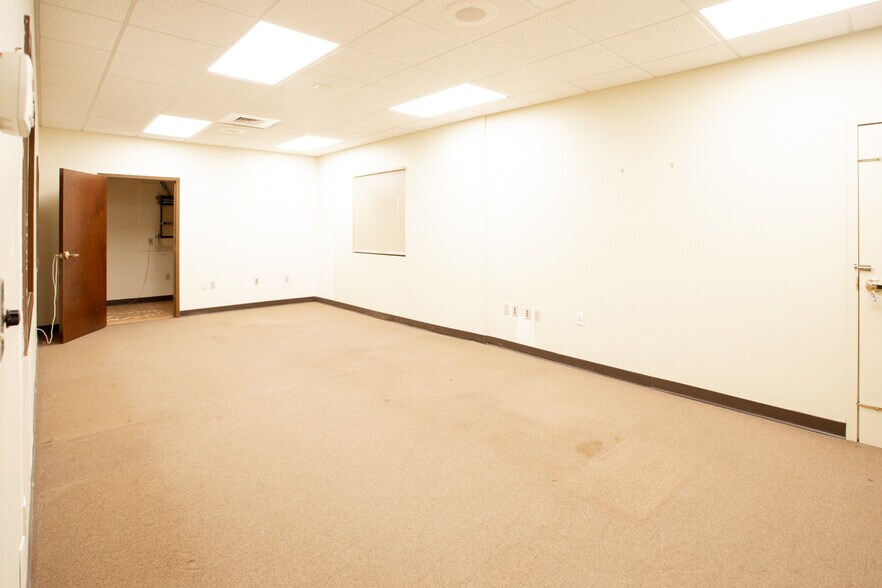 More Photos Of 439 State Rd, North Dartmouth Storefront For Lease