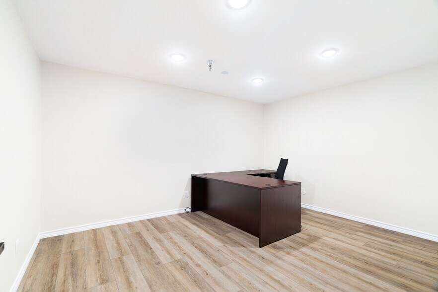 More Photos Of 3790 Lamar Ave, Paris Warehouse For Sale