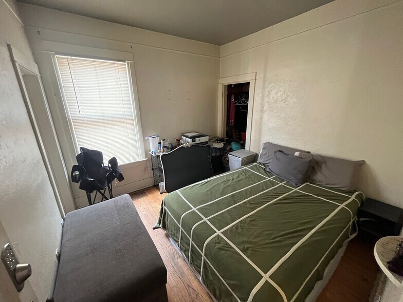 More Photos Of 2560 S Broadway, Denver Freestanding For Sale