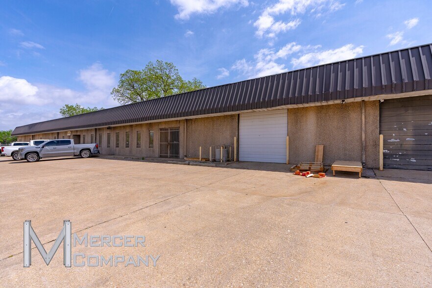 More Photos Of 10530-10550 Shady Trl, Dallas Flex For Lease