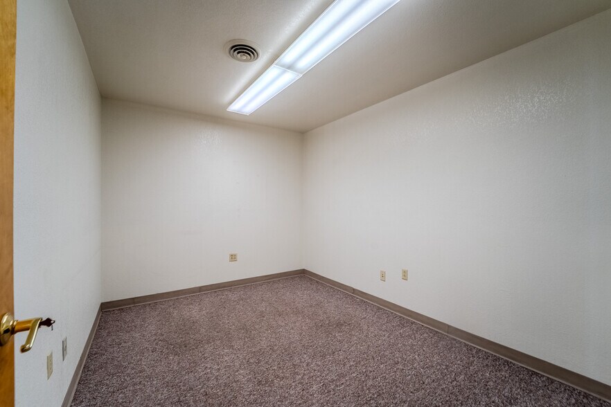 More Photos Of 1547 Starr Dr, Yuba City Office For Sale