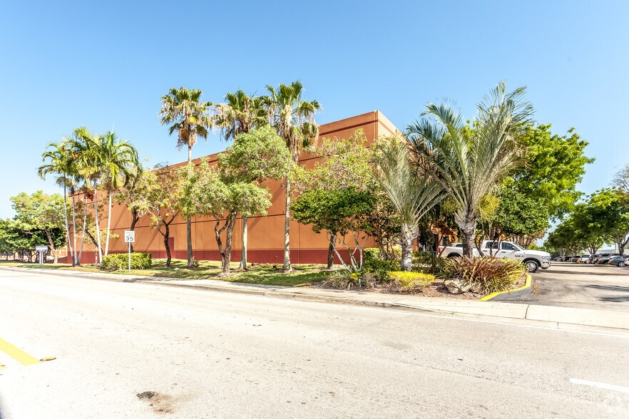 More Photos Of 9601-9667 NW 33rd St, Miami Service For Lease