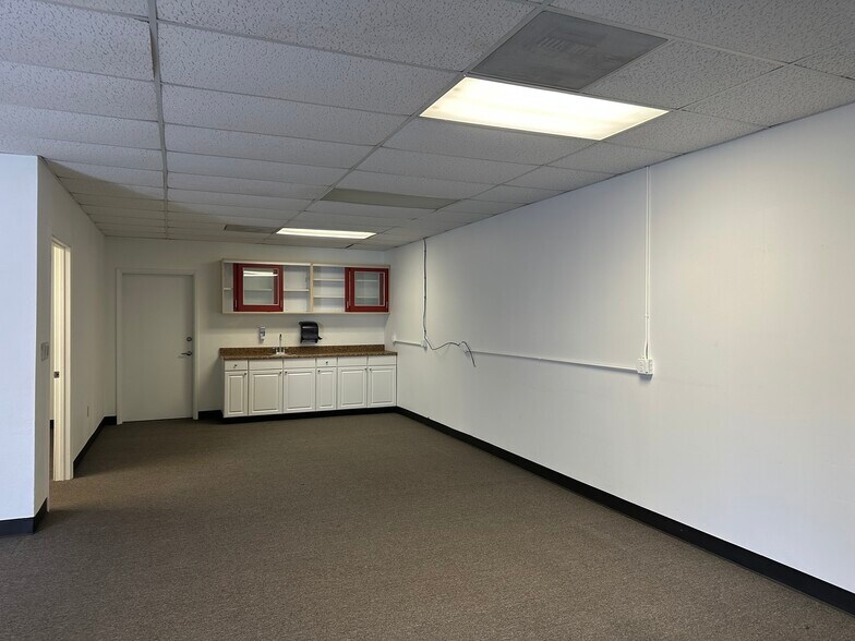 More Photos Of 255 S Guild Ave, Lodi Warehouse For Lease