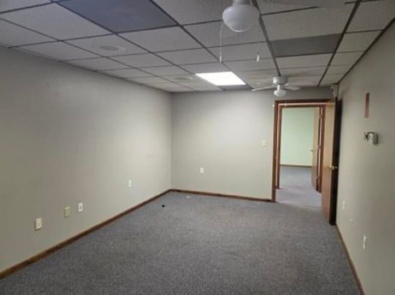 More Photos Of 418 S 36th St, Quincy Office For Lease