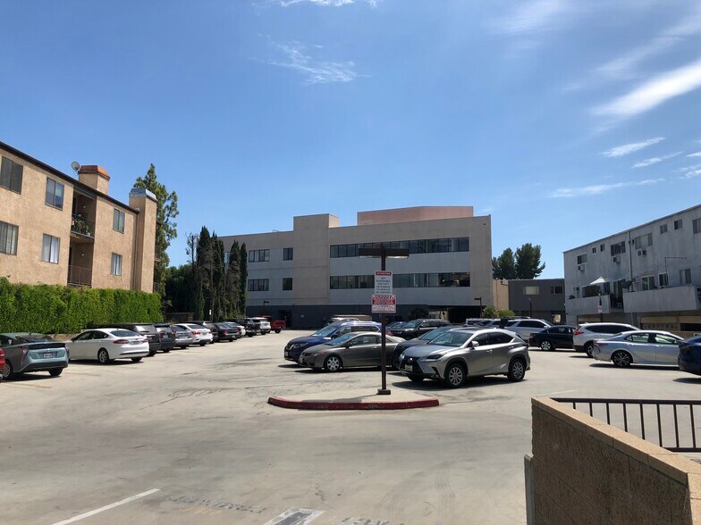 More Photos Of 18607 Ventura Blvd, Tarzana General Retail For Lease