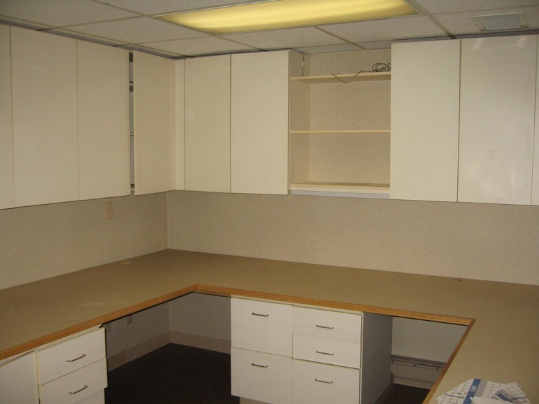 More Photos Of 7 Thompson Rd, East Windsor Light Manufacturing For Lease