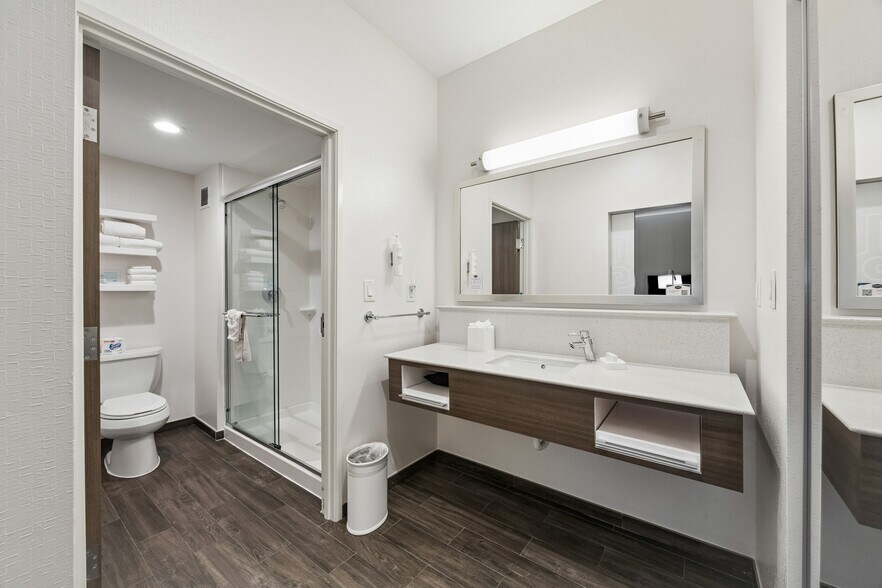 More Photos Of 1328 Highway 146, La Porte Hotel For Sale