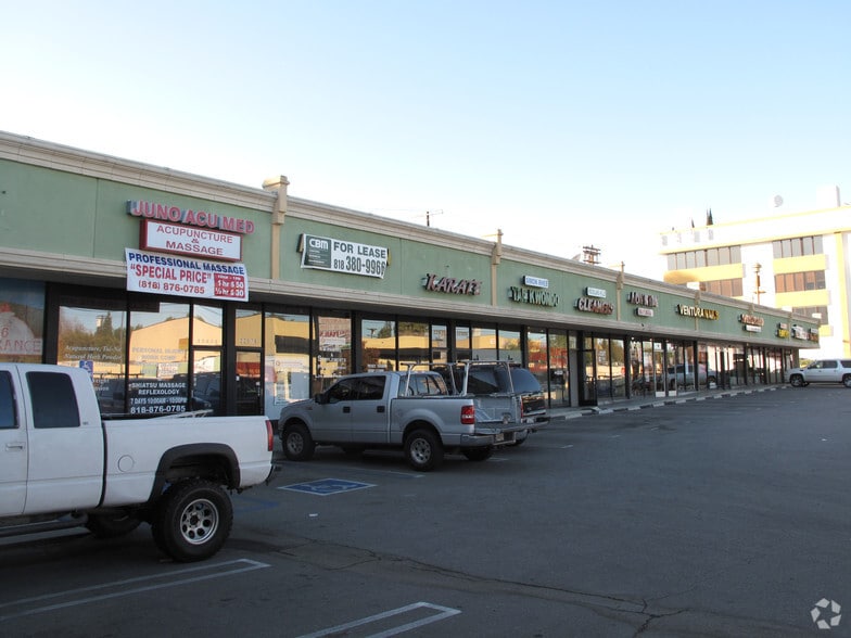 More Photos Of 22864-22898 Ventura Blvd, Woodland Hills Storefront For Lease