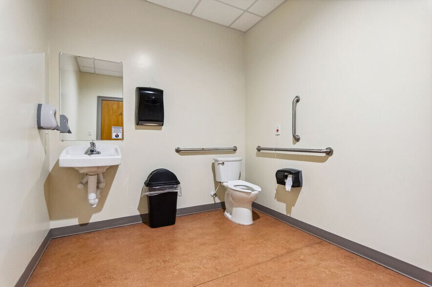 More Photos Of 4275 Western Blvd, Jacksonville Storefront Retail Office For Sale