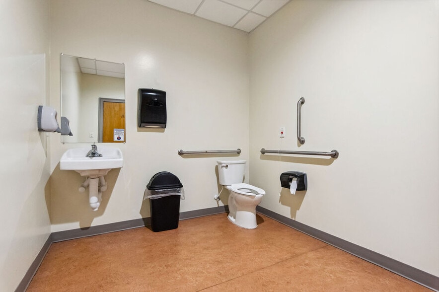 More Photos Of 4275 Western Blvd, Jacksonville Medical For Sale