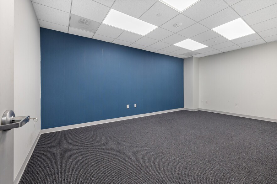 More Photos Of 17 S Briar Hollow Ln, Houston Office Residential For Lease