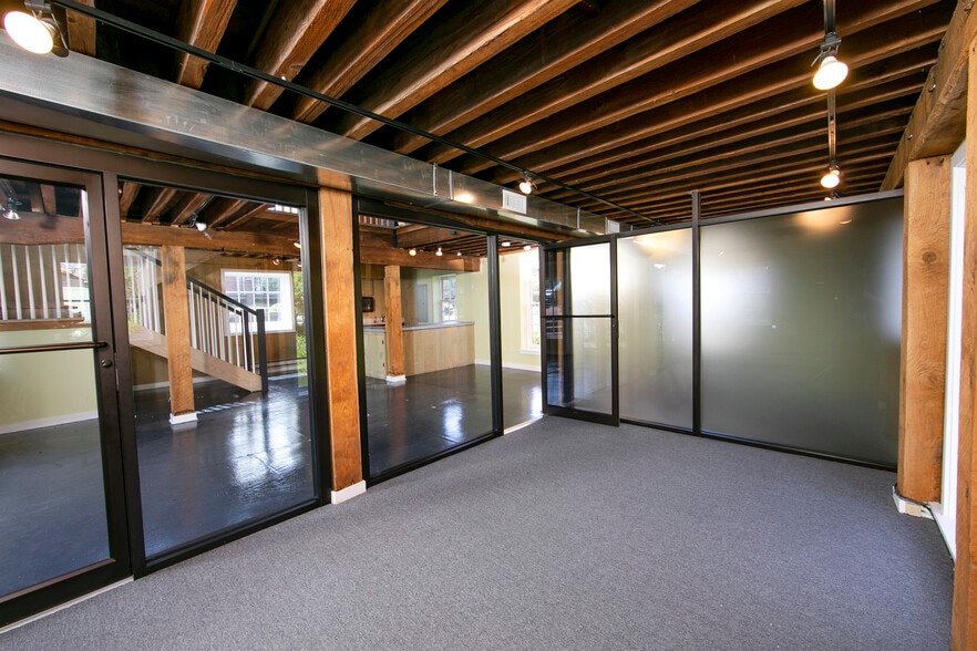 More Photos Of 30 W Bridge St, New Hope Freestanding For Lease